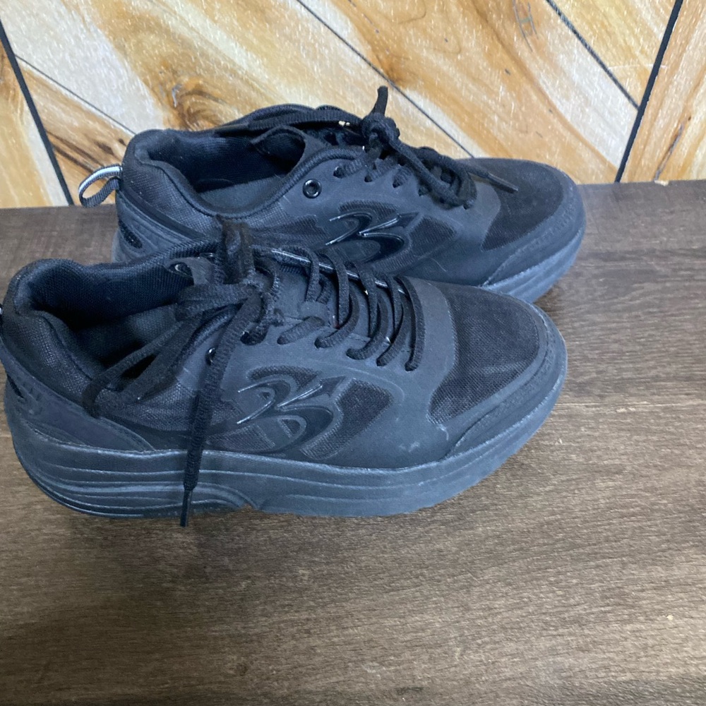 G-Defy gravity defyer black ladies sneakers size 8